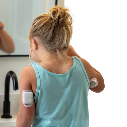 مضخة أنسولين Omnipod الحديثة على ذراع المريض